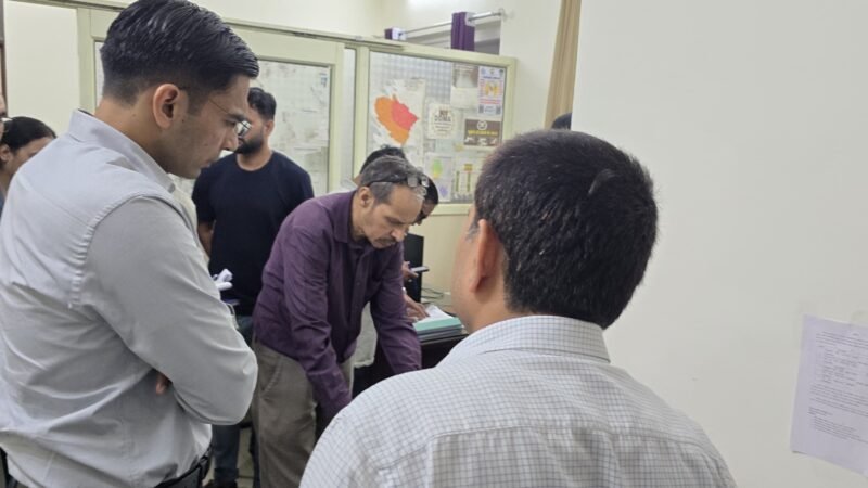 जिले में मूसलाधार बारिश, ग्राउंड जीरो पर डीएम, प्रातःकाल से ही सड़कों पर स्थिति का लिया जायजा