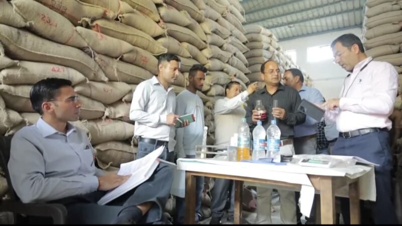 हजारों लोग भीड़ में लगकर राशन लेने को थे मजबूर, डीएम लिया संज्ञान, खुली 17 नई सस्ता गल्ला राशन दुकान