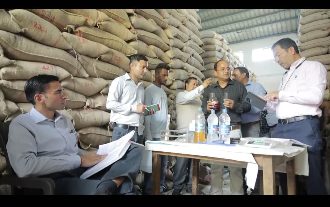 हजारों लोग भीड़ में लगकर राशन लेने को थे मजबूर, डीएम लिया संज्ञान, खुली 17 नई सस्ता गल्ला राशन दुकान