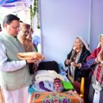 हस्तशिल्प पर आधारित विभिन्न स्टॉलों का सीएम ने किया निरीक्षण