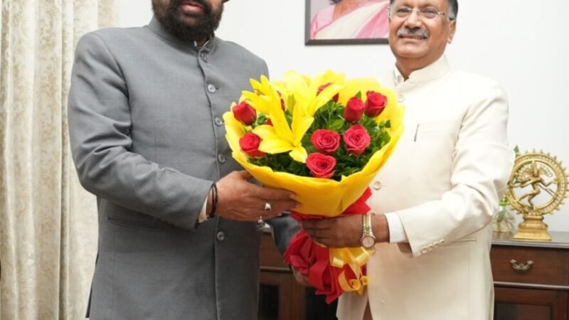 राज्यपाल ले.ज. गुरमीत सिंह से मिले उत्तराखंड मुक्त विश्वविद्यालय के कुलपति