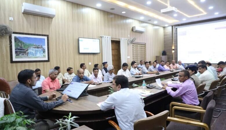 सीएम हेल्पलाइन पर प्राप्त जनशिकायतों का गुणवत्तापूर्ण एवं समयबद्ध करना ही है समाधानः डीएम