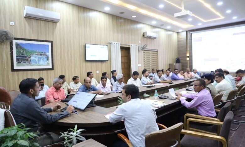 सीएम हेल्पलाइन पर प्राप्त जनशिकायतों का गुणवत्तापूर्ण एवं समयबद्ध करना ही है समाधानः डीएम