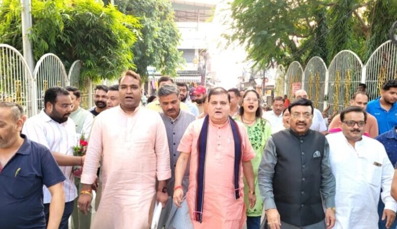 भाजपा प्रदेश अध्यक्ष महेंद्र भट्ट ने देहरादून झंडा बाजार में जीएसटी की नई दरें लागू होने के बाद आयोजित जन जागरूकता कार्यक्रम में किया प्रतिभाग