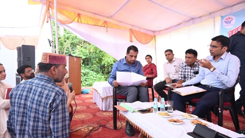 पहाड़ी क्षेत्रों की समस्याओं पर DM सख्त: सड़कों की मरम्मत के लिए मौके पर धन स्वीकृत, अधिकारियों को ‘कोई शिकायत लंबित न रहे’ के निर्देश