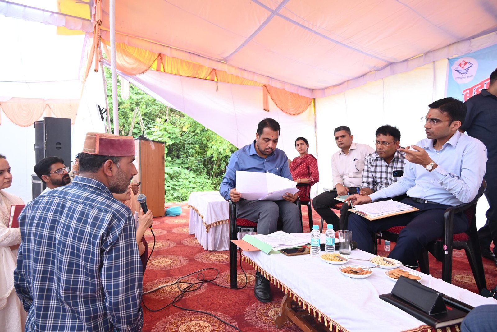 पहाड़ी क्षेत्रों की समस्याओं पर DM सख्त: सड़कों की मरम्मत के लिए मौके पर धन स्वीकृत, अधिकारियों को ‘कोई शिकायत लंबित न रहे’ के निर्देश