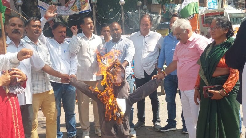 उत्तराखंड: पेपर लीक मामले पर बढ़ा युवाओं का गुस्सा, यूथ कांग्रेस ने किया जोरदार प्रदर्शन