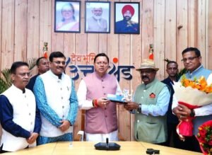 सीएम धामी से मंत्री, विधायक, अधिकारियों समेत प्रदेशभर से आए लोगों ने की भेंट, दीपावली की दी शुभकामनाएं