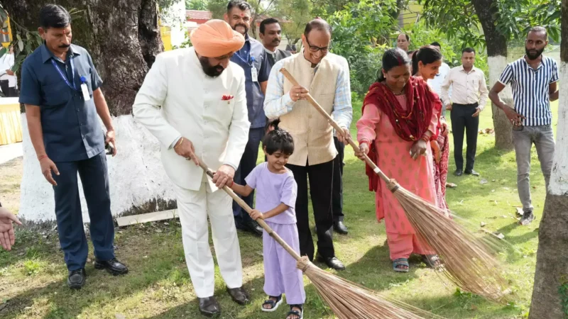 ‘स्वच्छता केवल कार्य नहीं, जीवनशैली है’: राज्यपाल ने राजभवन परिसर की सफाई कर अधिकारियों को किया प्रेरित
