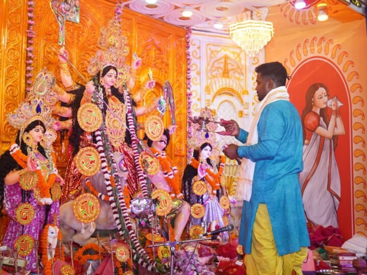 श्री चैतन्य गौड़ीयमठ के संतो के भजनों ने मोहा भक्तगणों को