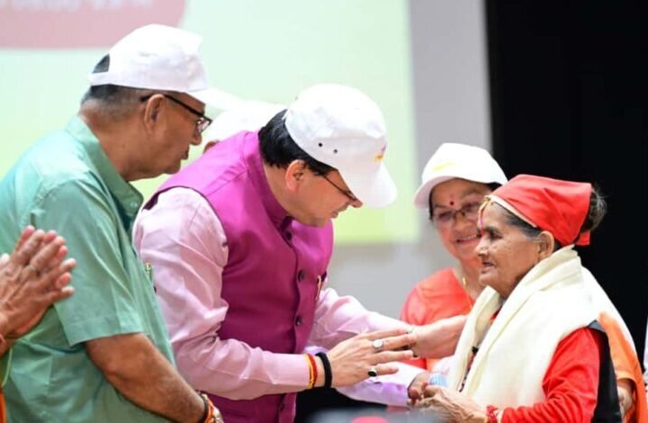 अंतर्राष्ट्रीय वृद्धजन दिवस : मुख्यमंत्री ने किया वृद्धजनों को सम्मानित