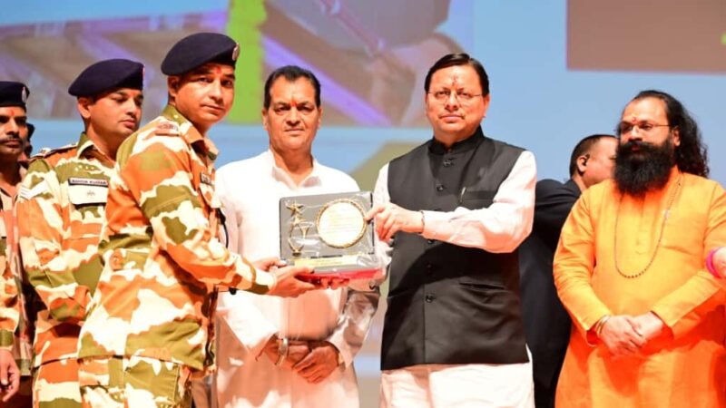 मुख्यमंत्री ने किया आपदा में सहयोग करने वाले कर्मियों को सम्मानित 