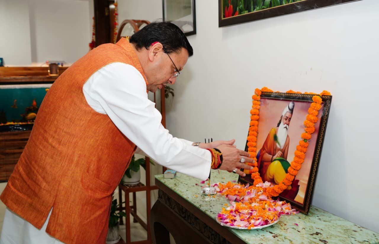 सीएम धमी ने महर्षि वाल्मीकि के चित्र पर किये श्रद्धा सुमन अर्पित