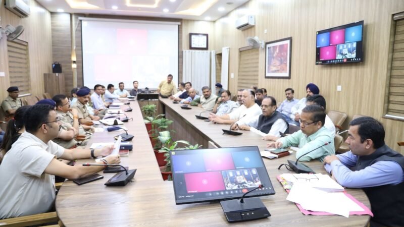 भीड़-भाड़ वाले बाजारों में पटाखा बिक्री पर पूर्ण प्रतिबंध: पलटन बाजार, मोती बाजार समेत 10 से अधिक क्षेत्र प्रतिबंधित।