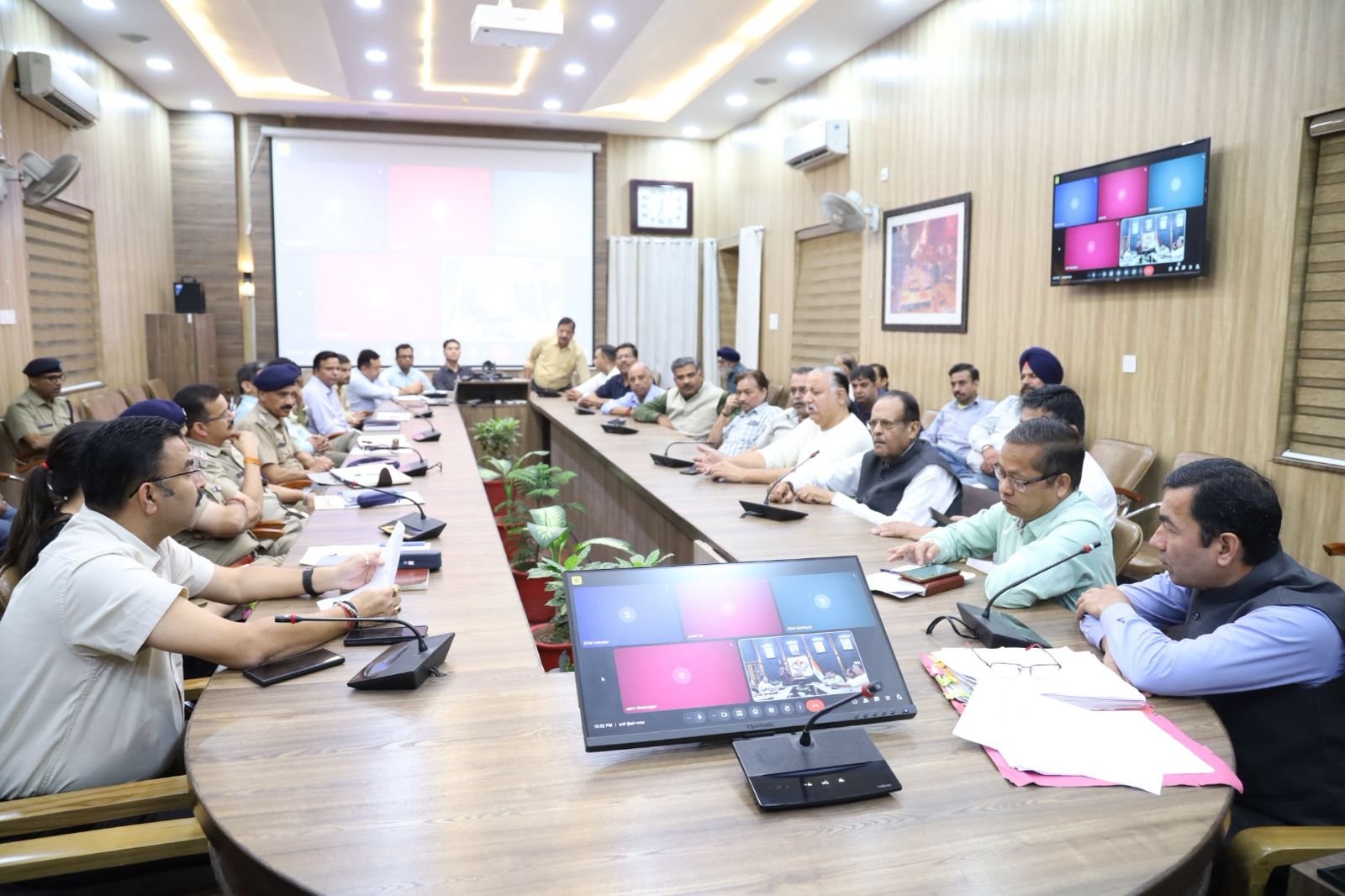 भीड़-भाड़ वाले बाजारों में पटाखा बिक्री पर पूर्ण प्रतिबंध: पलटन बाजार, मोती बाजार समेत 10 से अधिक क्षेत्र प्रतिबंधित।