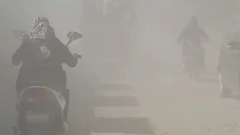 सिर्फ पानी का छिड़काव नाकाफी: गडकरी भी जता चुके हैं वर्षों से जारी हाईवे निर्माण में देरी पर अफसोस