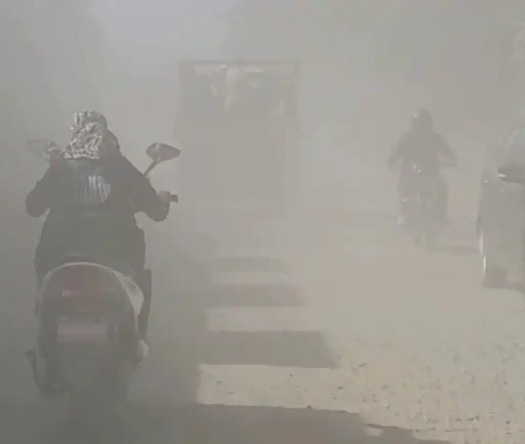 सिर्फ पानी का छिड़काव नाकाफी: गडकरी भी जता चुके हैं वर्षों से जारी हाईवे निर्माण में देरी पर अफसोस