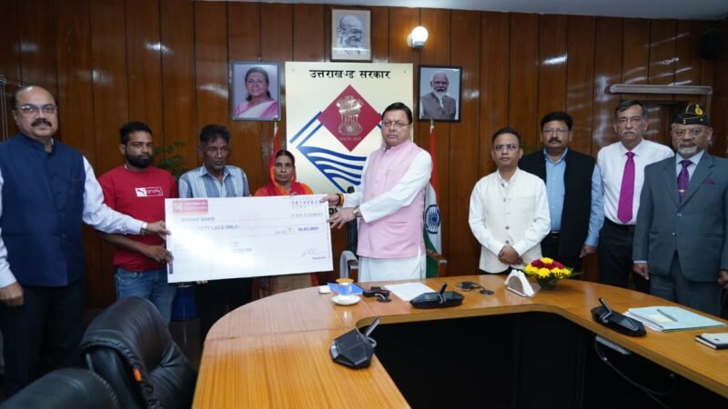 सीएम धामी ने उपनल मृतक आश्रितों को बांटी 50-50 लाख की सहायता राशि