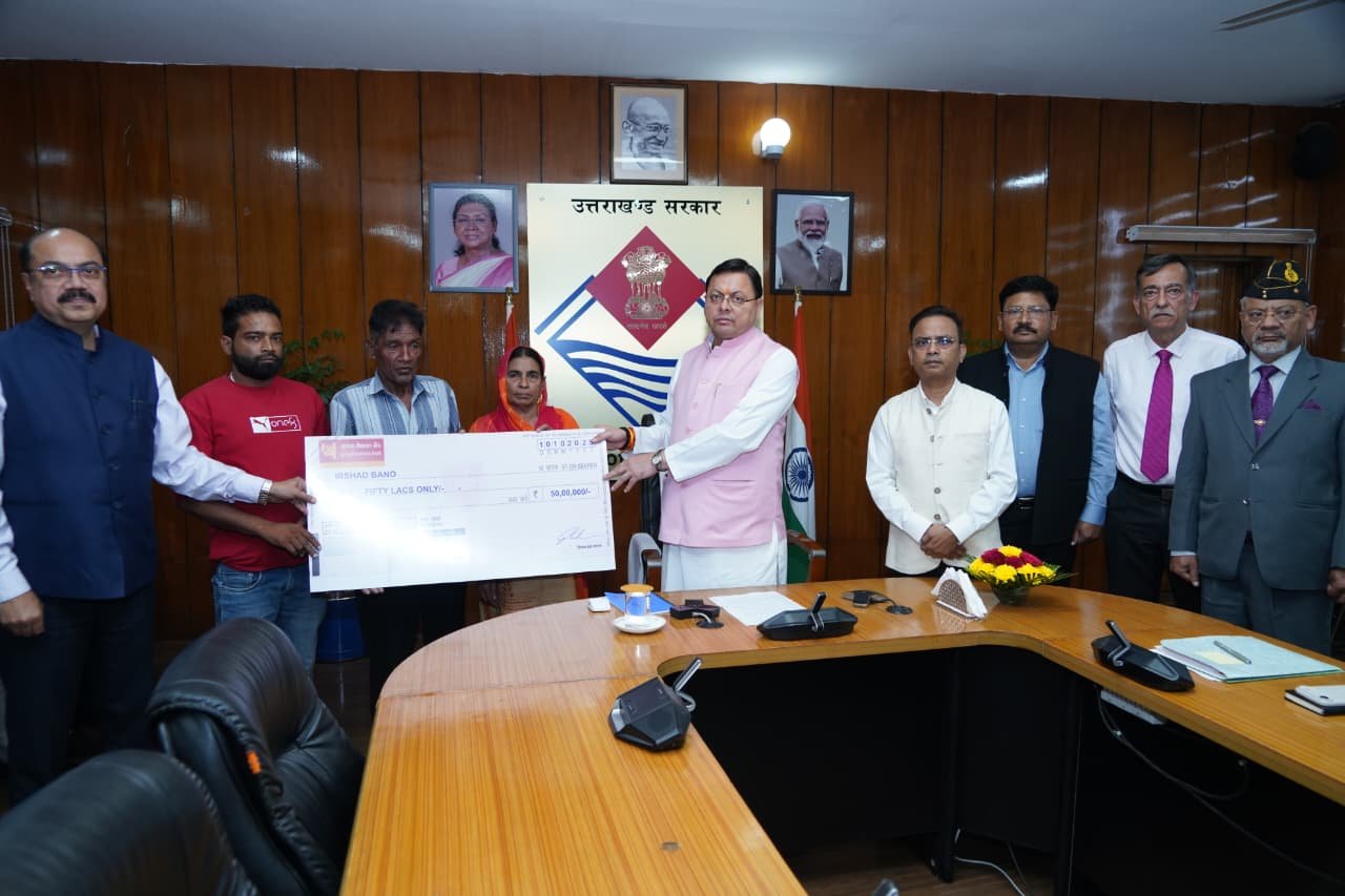 सीएम धामी ने उपनल मृतक आश्रितों को बांटी 50-50 लाख की सहायता राशि