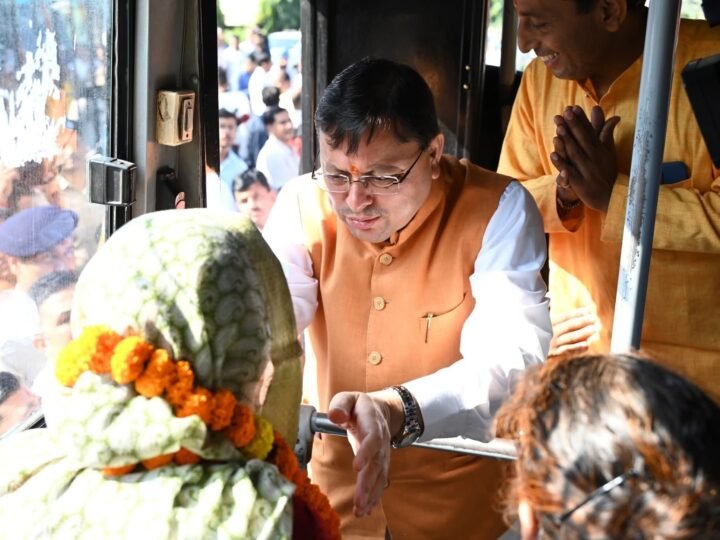 मुख्यमंत्री पुष्कर सिंह धामी ने श्रद्धालुओं के दल को गंगोत्री धाम के लिए किया रवाना