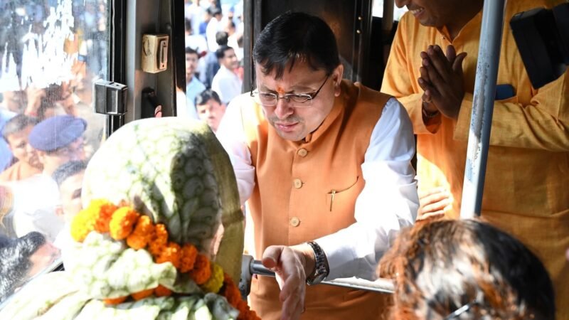 मुख्यमंत्री पुष्कर सिंह धामी ने श्रद्धालुओं के दल को गंगोत्री धाम के लिए किया रवाना