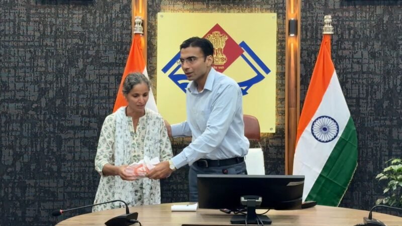 दुखयारी विधवा शोभा को आईसीआईसीआई बैंक ने लौटाए घर के कागजात, परिवार सहित धन्यवाद देने पंहुची कलक्ट्रेट, डीएम से लगाई थी गुहार