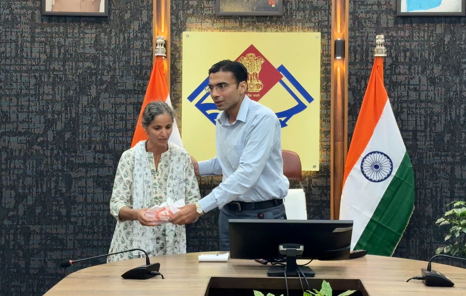 दुखयारी विधवा शोभा को आईसीआईसीआई बैंक ने लौटाए घर के कागजात, परिवार सहित धन्यवाद देने पंहुची कलक्ट्रेट, डीएम से लगाई थी गुहार