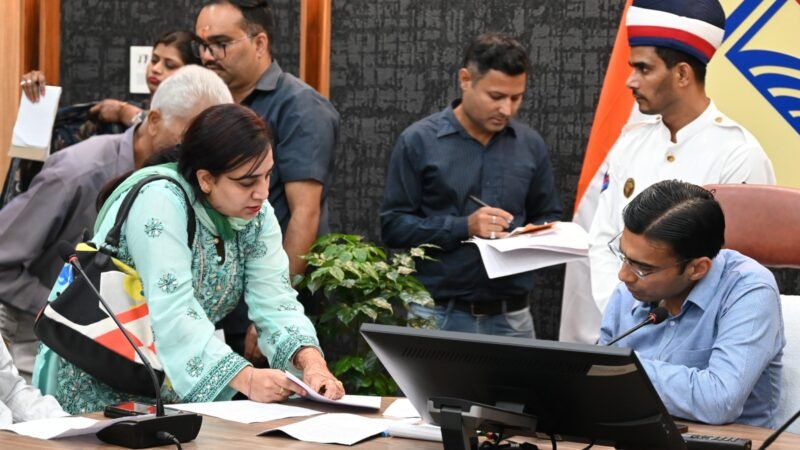 डीएम हस्तक्षेप के बाद स्कूल प्रबन्धन को देनी पड़ी  शिक्षिका को बकाया धनराशि