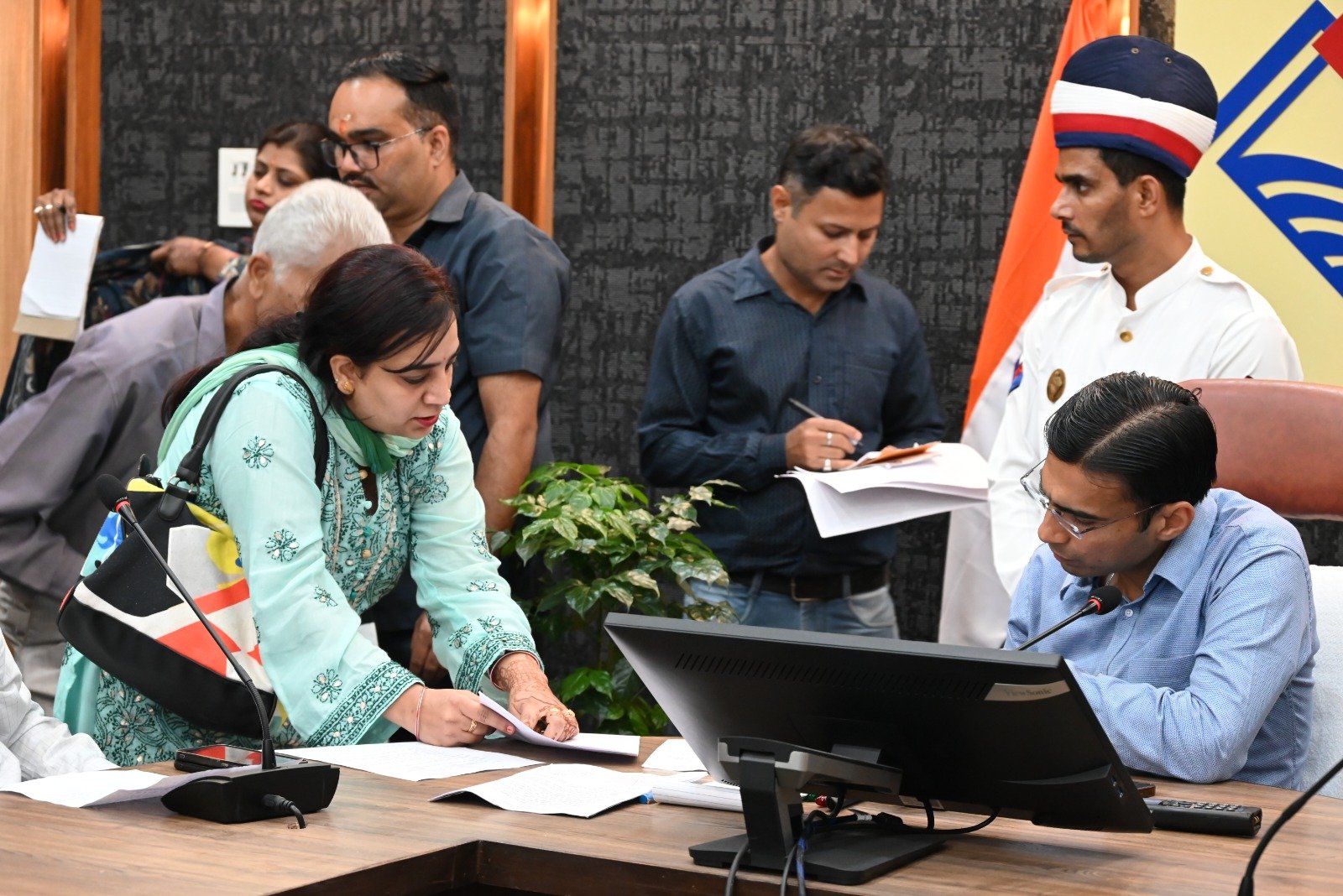 डीएम हस्तक्षेप के बाद स्कूल प्रबन्धन को देनी पड़ी  शिक्षिका को बकाया धनराशि