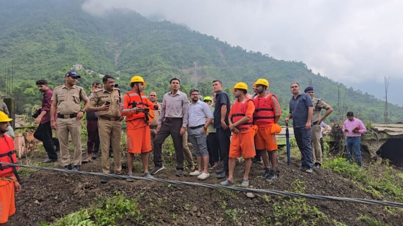 डीएम ने की सेरागांव में आपदा पुनर्निर्माण कार्यों की समीक्षा, आपदाग्रस्त क्षेत्र स्टेशन में रहने के अधिकारियों को दिए निर्देश