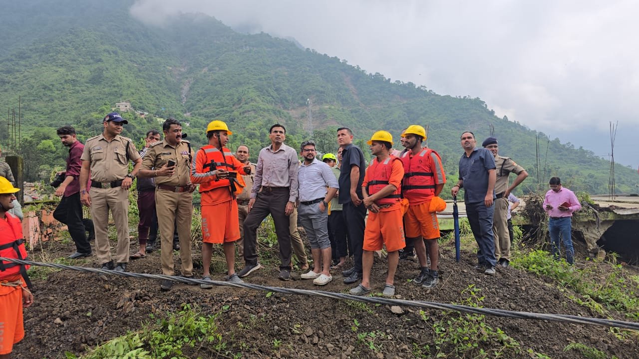 डीएम ने की सेरागांव में आपदा पुनर्निर्माण कार्यों की समीक्षा, आपदाग्रस्त क्षेत्र स्टेशन में रहने के अधिकारियों को दिए निर्देश