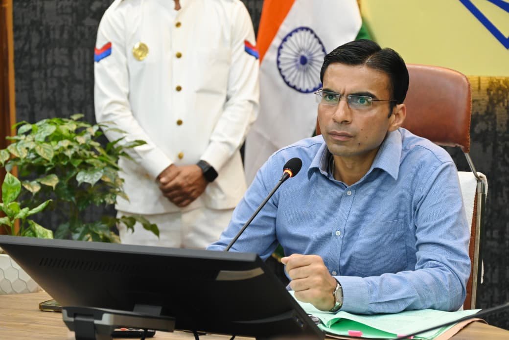 निर्माण कार्यों की लेट लतिफी से पब्लिक परेशान हुई तो होगी कार्यवाहीः डीएम