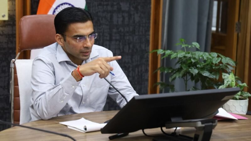 डीएम ने किया पुनीत अग्रवाल का शस्त्र जब्त, तैस में आकर लहराया शस्त्र, लाइसेंस निलम्बित