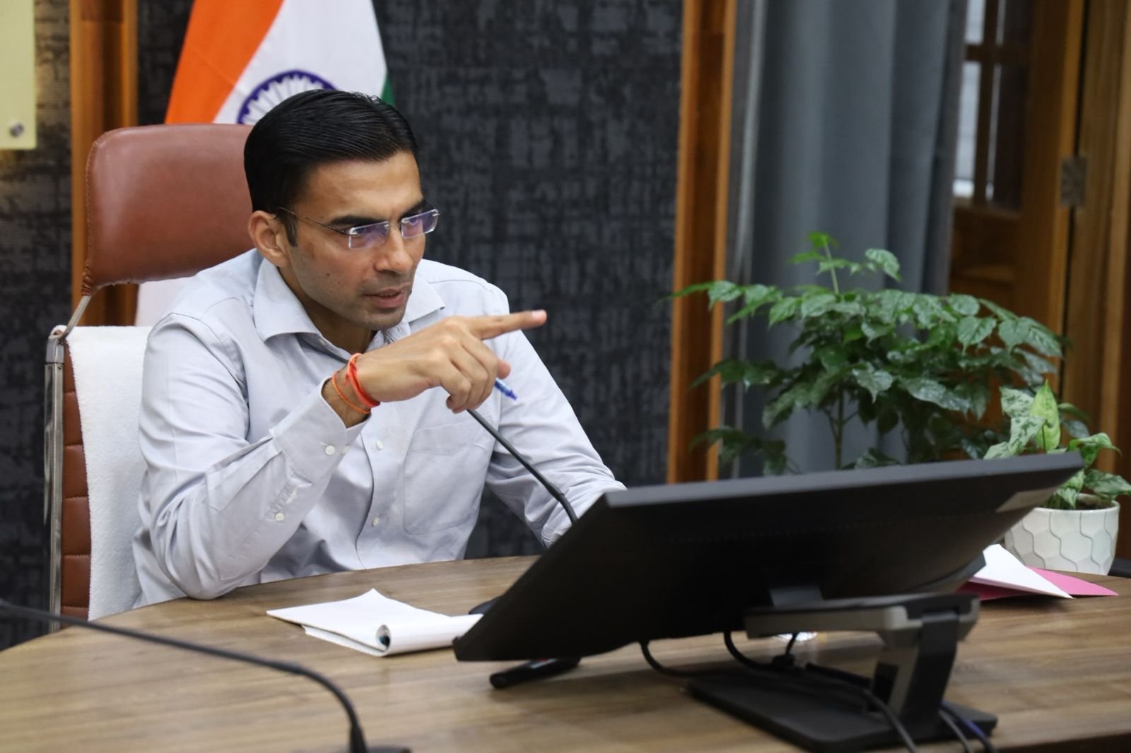 डीएम ने किया पुनीत अग्रवाल का शस्त्र जब्त, तैस में आकर लहराया शस्त्र, लाइसेंस निलम्बित