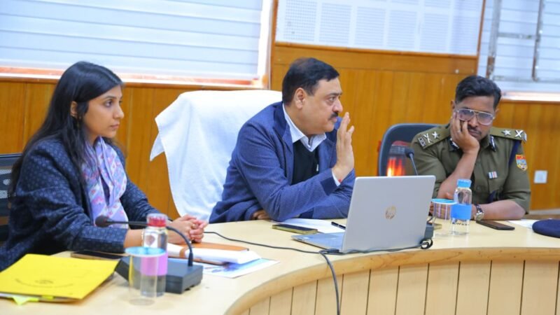 आयुक्त ने कीआपदा कार्यों की समीक्षा, त्वरित राहत एवं पुनर्निर्माण कार्यों पर जताया संतोष