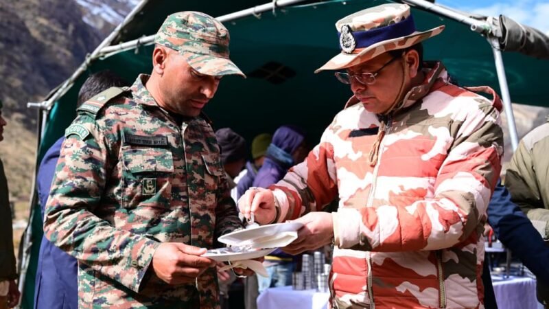 सीमांत गांव मिलम में मुख्यमंत्री ने की आई.टी.बी.पी जवानों और स्थानीय नागरिकों से भेंट