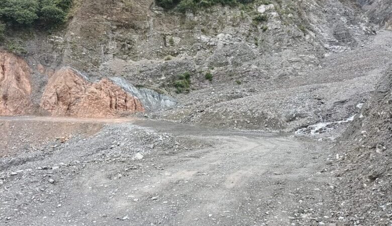 जिला प्रशासन ने बरसात थमते ही 07 दिन के भीतर आपदाग्रस्त क्षेत्र बटोली को सड़क से किया कनेक्ट; घर पहुंचने लगे वाहन