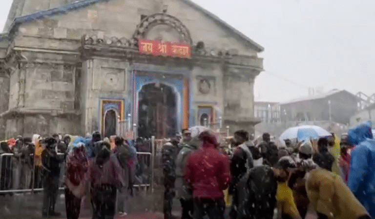 केदारनाथ धाम में हुई सीजन की पहली बर्फबारी