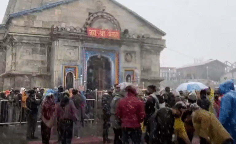 केदारनाथ धाम में हुई सीजन की पहली बर्फबारी