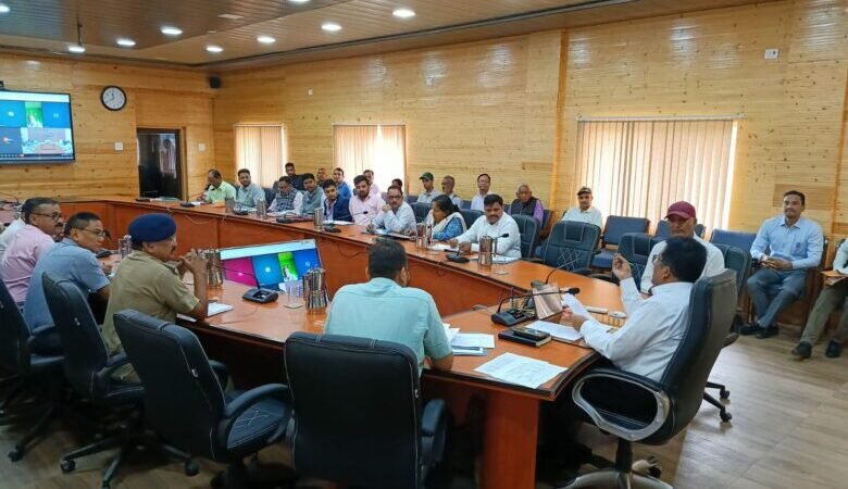 दीपावली से पूर्व जनपद की सड़कों को गड्ढा मुक्त करना सुनिश्चित करें :जिलाधिकारी