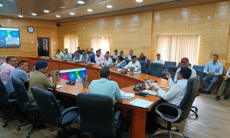 दीपावली से पूर्व जनपद की सड़कों को गड्ढा मुक्त करना सुनिश्चित करें :जिलाधिकारी