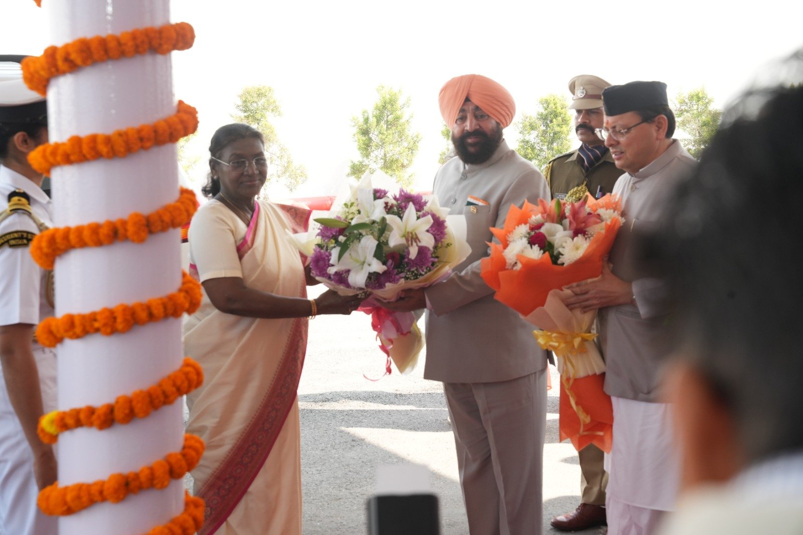 विधानसभा परिसर पहुंची राष्ट्रपति द्रौपदी मुर्मु राज्यपाल, मुख्यमंत्री समेत सभी मंत्री विधायकों ने किया स्वागत