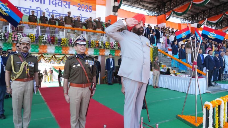 राज्य स्थापना के रजत जयंती समारोह में राज्यपाल ने रैतिक परेड की सलामी ली