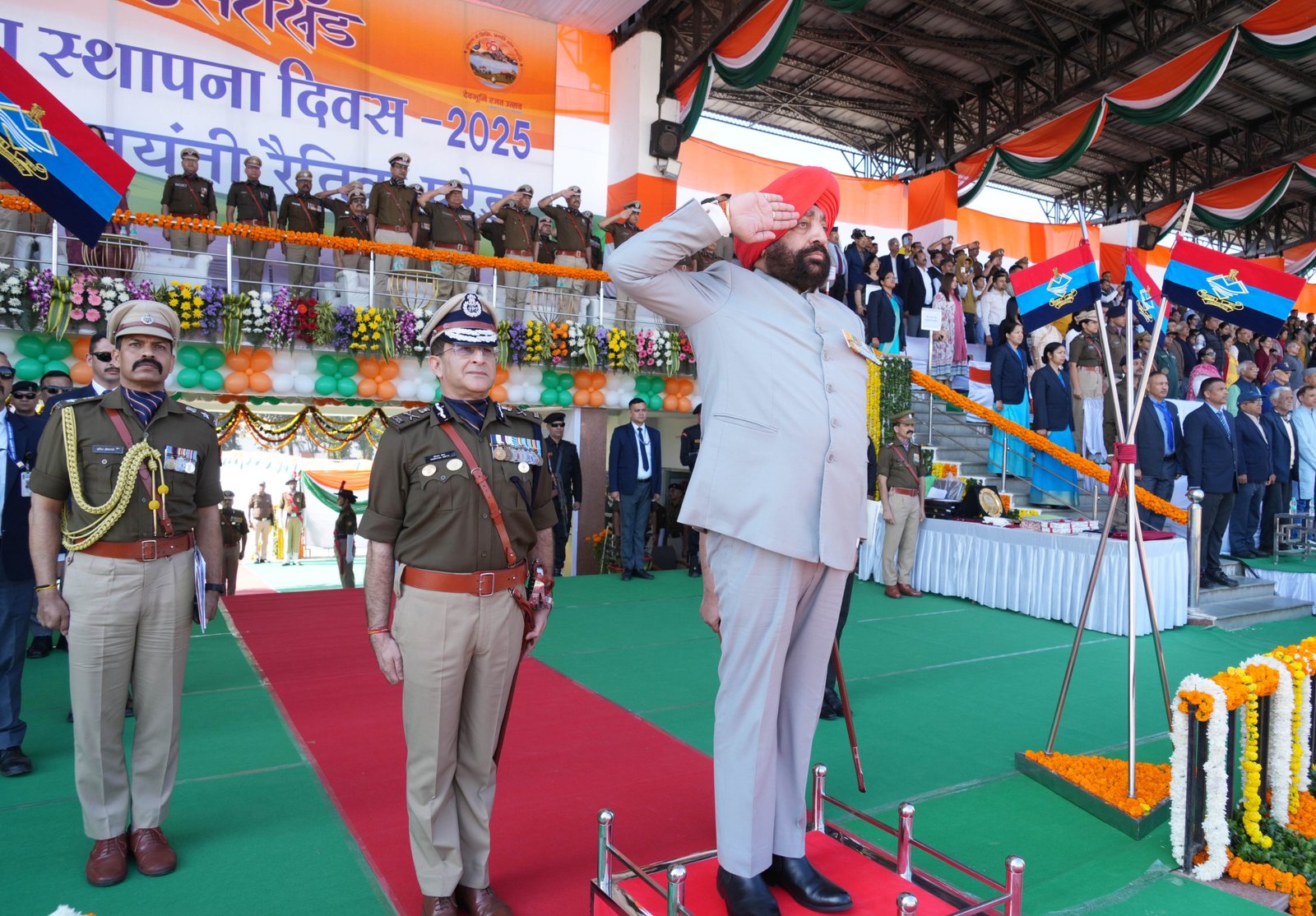 राज्य स्थापना के रजत जयंती समारोह में राज्यपाल ने रैतिक परेड की सलामी ली