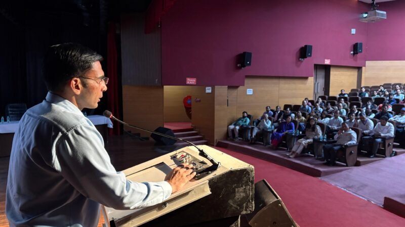 पीएम ड्यूटी में तैनात अधिकारियों को डीएम ने समझाए दायित्व, भूल-चूक के लिए कोई स्थान नही