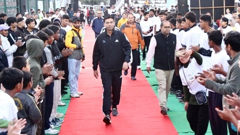 राज्य स्थापनाके 25 वर्ष पूर्ण होने पर दून में मैराथन दौड़ का आयोजन, जिलाधिकारी बंसल ने हरी झंडी दिखा किया रवाना