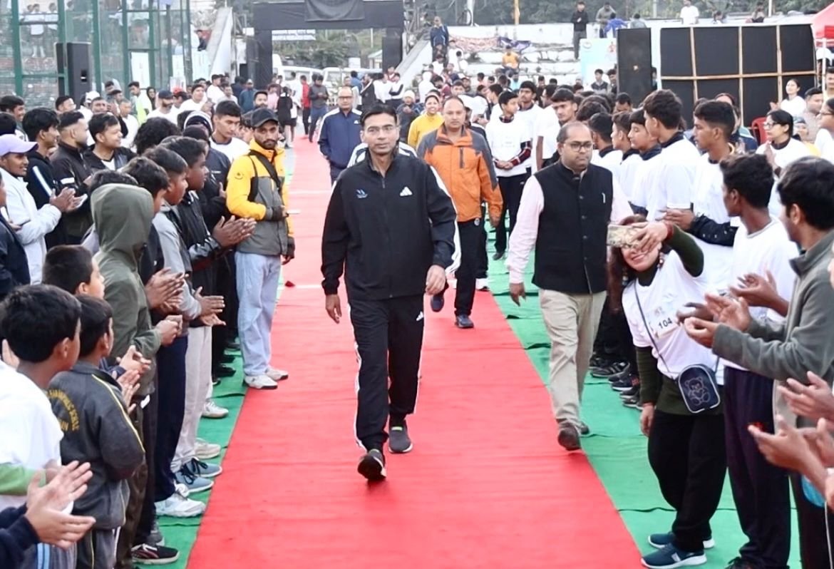 राज्य स्थापनाके 25 वर्ष पूर्ण होने पर दून में मैराथन दौड़ का आयोजन, जिलाधिकारी बंसल ने हरी झंडी दिखा किया रवाना