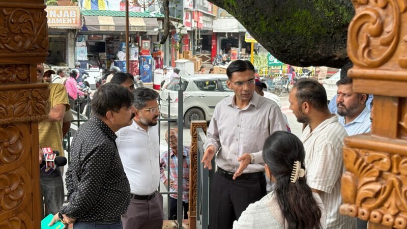 बार-बार खराब हो रही घंटाघर की धड़कन का जिला प्रशासन ने कराया विशेषज्ञ उपचार 