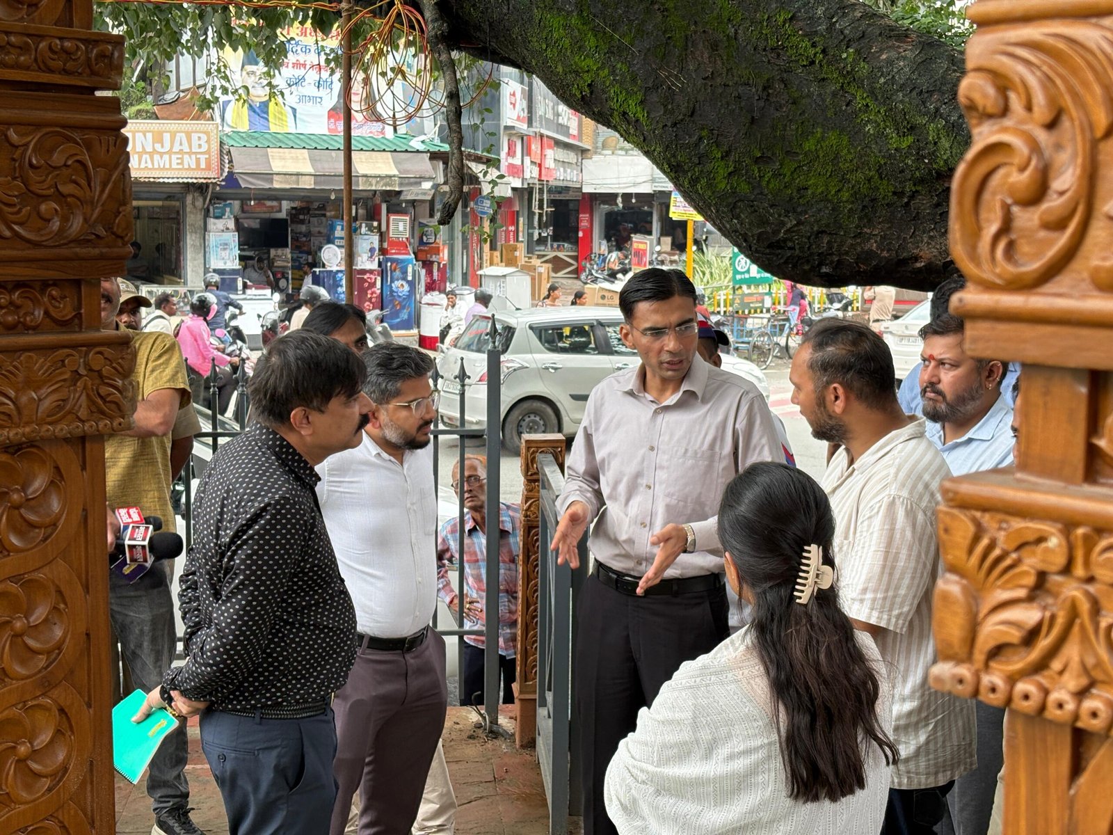 बार-बार खराब हो रही घंटाघर की धड़कन का जिला प्रशासन ने कराया विशेषज्ञ उपचार 