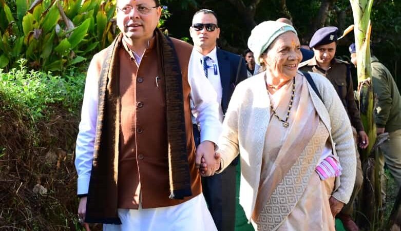 मां के साथ पैतृक गांव पहुंच भावुक हुए सीएम धामी